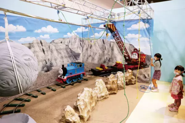 「きかんしゃトーマスとなかまたち　STEAMアドベンチャー　～今日からキミもエンジニア～」が日本最大級の室内遊園地「ファンタジーキッズリゾート多摩」にやってくる！2024年10月26日(土)から2025年3月16日(日)開催