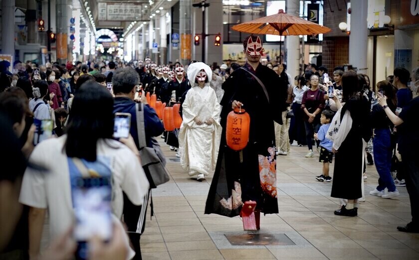 ハロウィンの闇夜を切り開き現れた狐の嫁入り行列　～幻空堂 お狐ハロウィン～