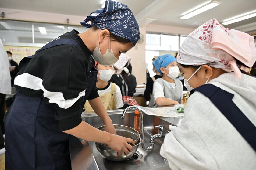 家庭科の授業と連携した「学べる粒すけ授業」を実施　松戸市の小学校で「粒すけ」炊飯体験　開発者による講話も