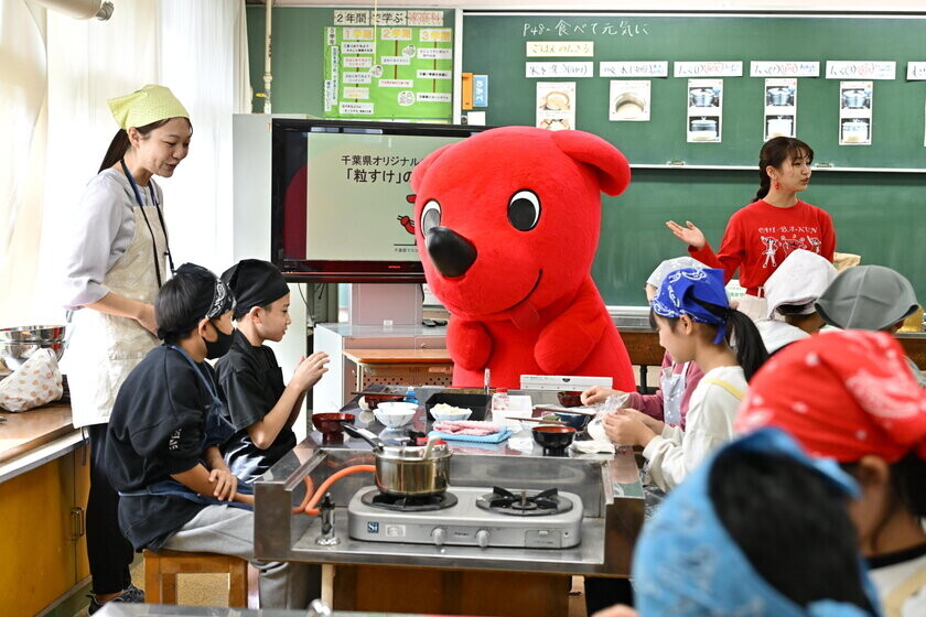 家庭科の授業と連携した「学べる粒すけ授業」を実施　松戸市の小学校で「粒すけ」炊飯体験　開発者による講話も