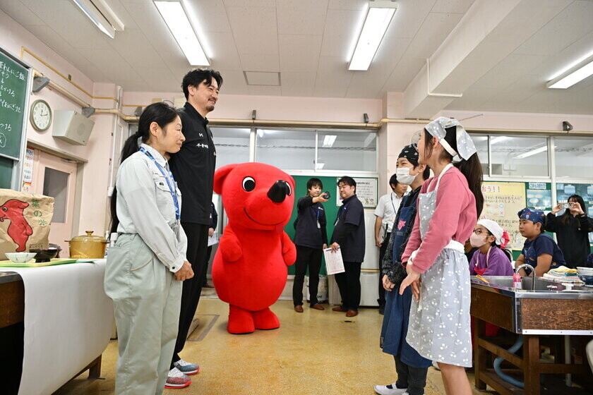 家庭科の授業と連携した「学べる粒すけ授業」を実施　松戸市の小学校で「粒すけ」炊飯体験　開発者による講話も