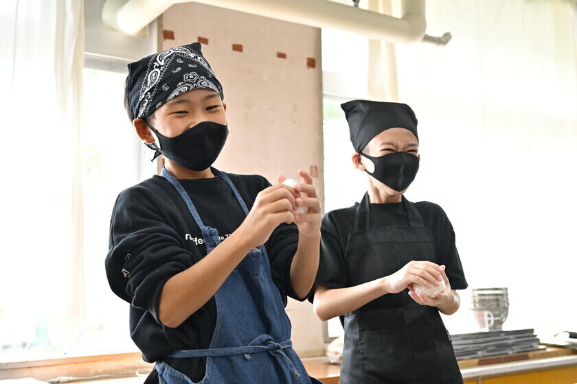 家庭科の授業と連携した「学べる粒すけ授業」を実施　松戸市の小学校で「粒すけ」炊飯体験　開発者による講話も