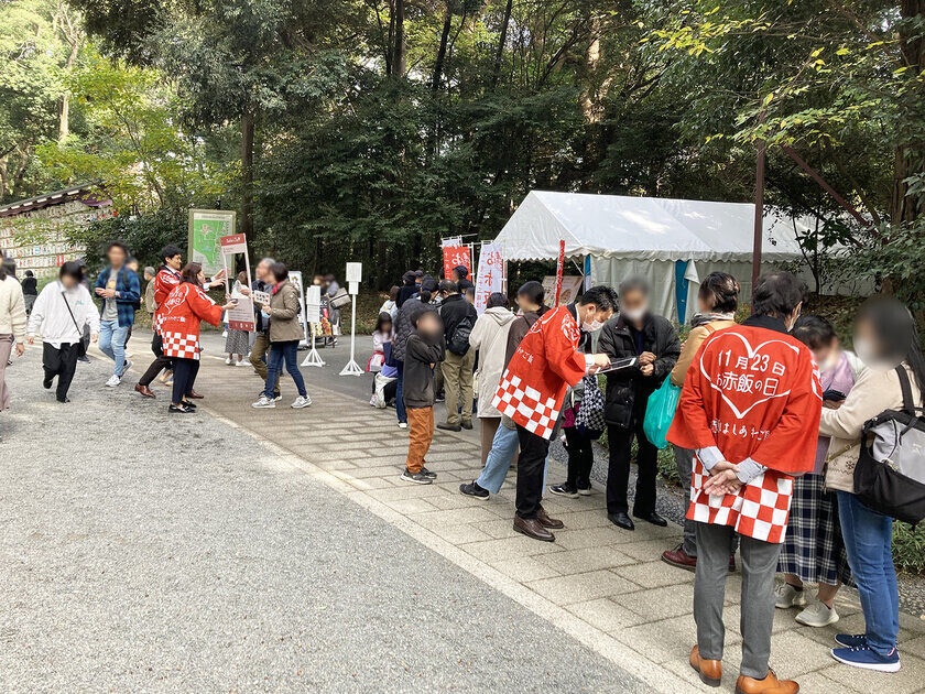 11月23日「お赤飯の日」にお赤飯文化の啓発　～ 明治神宮 参道「フォレストテラス明治神宮」脇にて ～