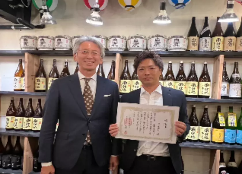 屋台がずらりと並ぶ「錦屋台村」が西日本で一番多く辛口酒『白鹿 灘仕込』を販売し京都錦市場で初めて感謝状授与！