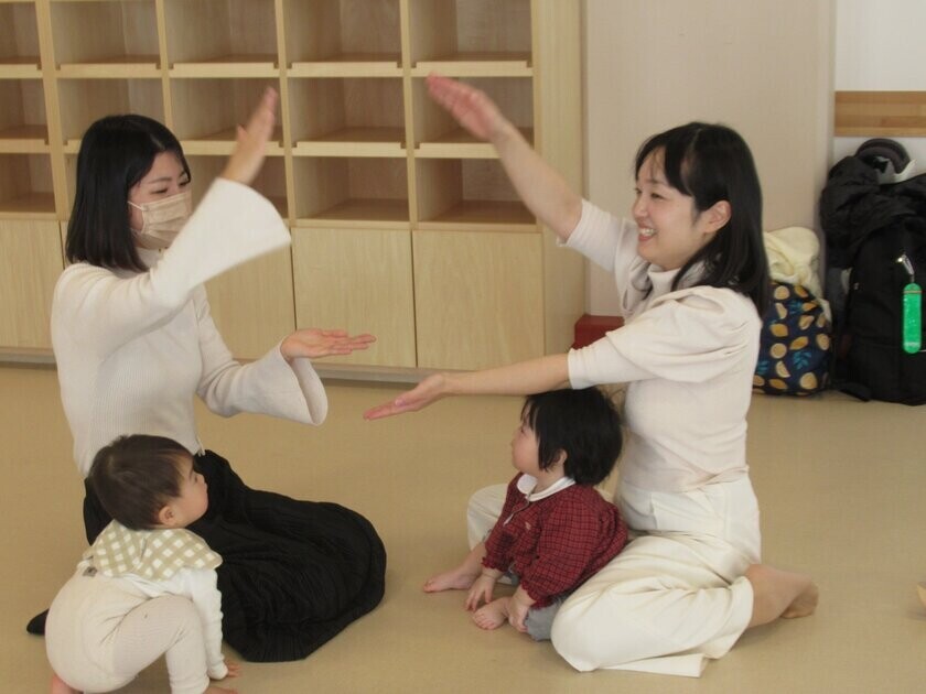 川崎市・カリタス幼稚園、赤ちゃんもママもほっこりポカポカ「わらべうたとからだあそびの会」を12月2日(月)開催