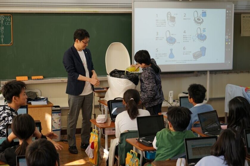 出前授業「災害時のトイレのそなえ～能登半島地震の被災者からの声～」大田区立出雲小学校で実施　「携帯トイレ」の使い方を実演