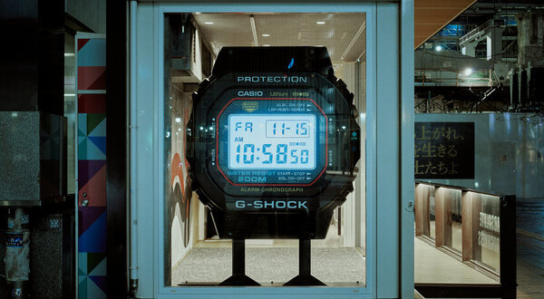 渋谷駅ハチ公前に“G-SHOCK”の大型クロックが出現　11/15からはアーティストKAMI氏の壁画作品を展示