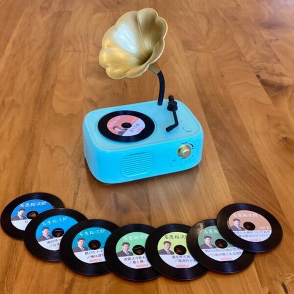 八代亜紀さん、石原裕次郎さんのファン専用おもちゃ！ワンタッチで昭和の名曲を聴く「昭和プレイヤー」12/20発売