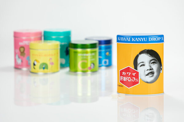 カワイ肝油ドロップの企業がOsaka Metro御堂筋線にて特別企画　1車両限定で「お楽しみくじ付きつり革企画(キャンペーン)」を1年実施！