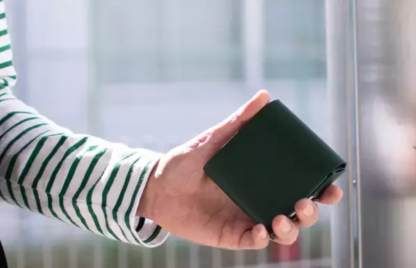 カード10枚を2か所に収納！小さく薄く大容量！こだわりの二折り財布『エンジーマ』をMakuakeにて11月19日(火)に公開！！公開初日に目標金額達成！