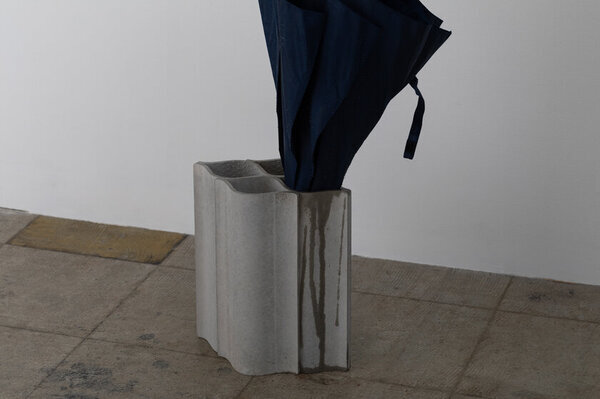 風景に溶け込む傘立て「Slate Umbrella Stand」をプロダクトデザイナー 倉本 仁氏とのコラボレーションでLIFEWORKPRODUCTSから12月2日発売