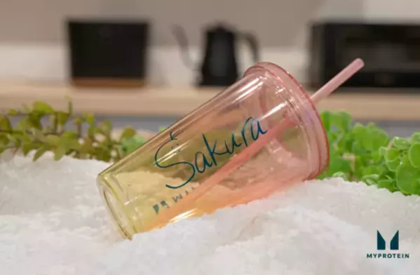 マイプロテイン、数量限定「薬学生トレーニーSakura」監修Impact ホエイ プロテイン(ピーチヨーグルトフレーバー)を好評発売中～試作を重ねて誕生した数量限定フレーバー～