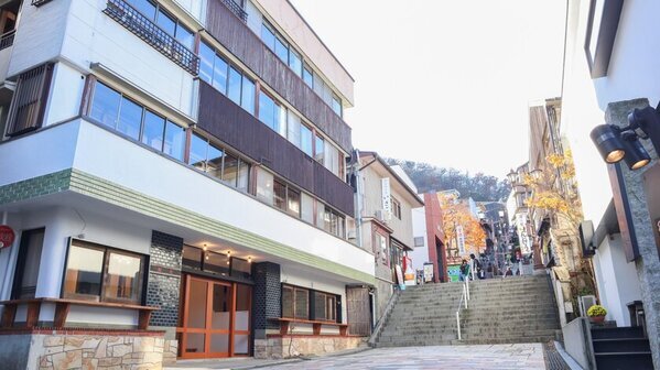 群馬県・伊香保温泉の石段街の中心にある歴史的な建物をリノベーションした複合施設「IKAHO HOUSE 166」が12月21日(土)にオープン