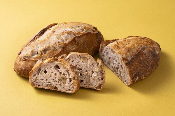 今年はインフルエンサー部門も設立！2024年も鈴木保奈美さんを特別審査員にお迎えし、くるみパン オブ・ザ・イヤーのNo.1が決定！株式会社タカキベーカリー「石窯くるみパン」　　Boule Beurre Boulangerie「ピカンテ」　Pain des Philosophes「ポミエ」