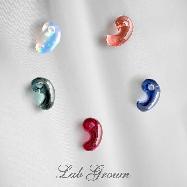 史上初“サスティナブルな宝石を用いた出雲型勾玉”が誕生！京セラの独自技術開発によるラボグロウン宝石×創業124年目「めのや」が受け継ぐ伝統の“出雲型勾玉”予約販売開始