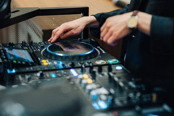 冬にも合うラグジュアリな無料WEB招待状Ichie(イチエ)が上質でシックな新デザインを3種リリース！