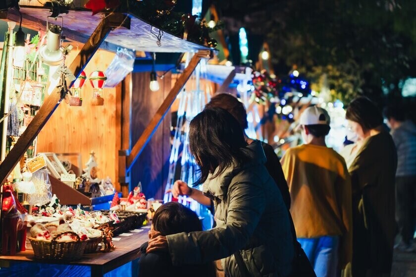 光と音楽のコラボレーション。千葉市ならではクリスマスマーケット「Christmas Night Market in Chiba Park 2024」を開催します。芝庭に会場を移し、内容も更に充実。