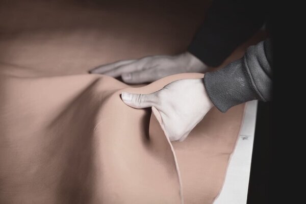 エゾシカの肉と革のイベント「狩ル鞣ス、食ベル纏ウ。vol.2」(カルナメス、タベルマトウ)　代官山スペースRで12月7日(土)開催