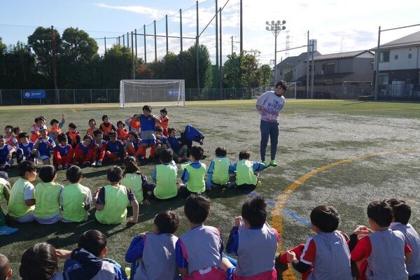 タミヤホーム社員で元サッカー選手・井指 楓が「第7回東京国分寺RCカップ少年少女サッカー大会」で指導