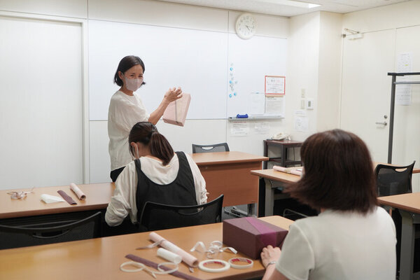 「つつむとむすぶデザイン研究所」ギフトラッピング体験コース　好評につき2度目の開催が決定！1月16日(木)に日本橋で開催