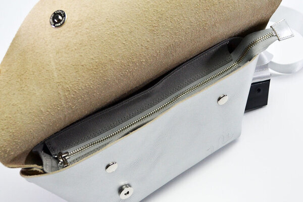 一枚革で製作したオールシルバーのメッセンジャーバッグ、「Uni&co.(ユニアンドコー)」より12/13に予約販売開始