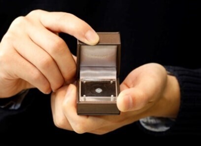 ホリデーシーズンのサプライズプロポーズには最上級の輝きをクリスマスまでに間に合う『ダイヤモンド プロポーズ』