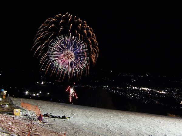 いなわしろ雪花火開催　磐梯山と「共演」ゲレンデ雪花火