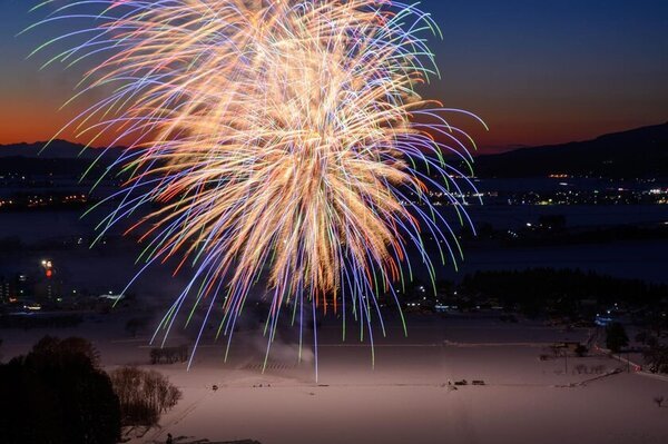 いなわしろ雪花火開催　磐梯山と「共演」ゲレンデ雪花火