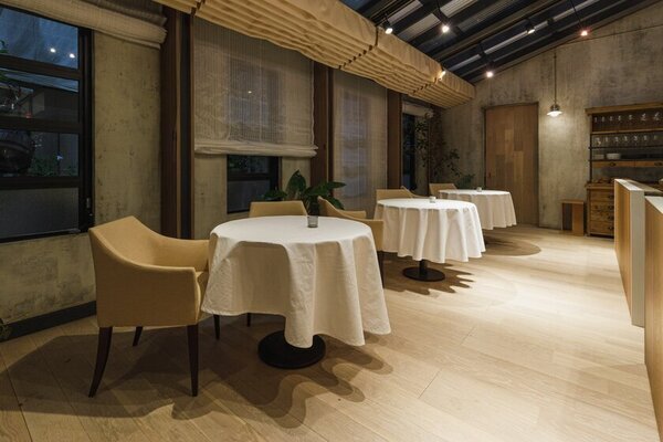 TBS系スペシャルドラマ「グランメゾン東京」のドラマセットに朝日ウッドテックの床材が採用