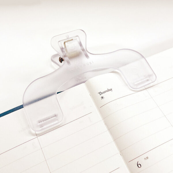 開いたまま固定できるブッククリップに手のひらサイズが登場！『ウカンムリクリップぷち』が12月下旬より発売