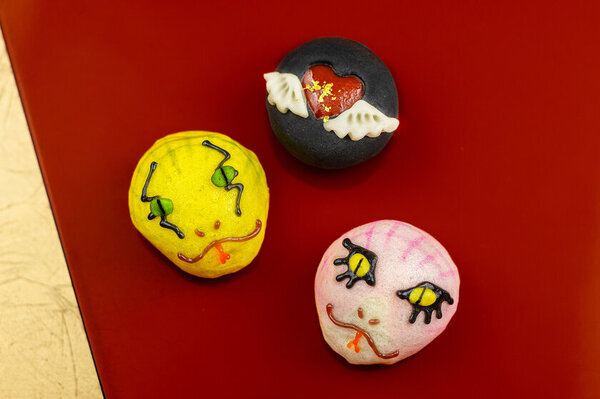 あの伝説的ロックバンド風メイクの蛇がカッコ可愛い！干支・巳年の饅頭『ヘビメタじゃ(蛇)！』12月11日オンライン先行予約販売開始