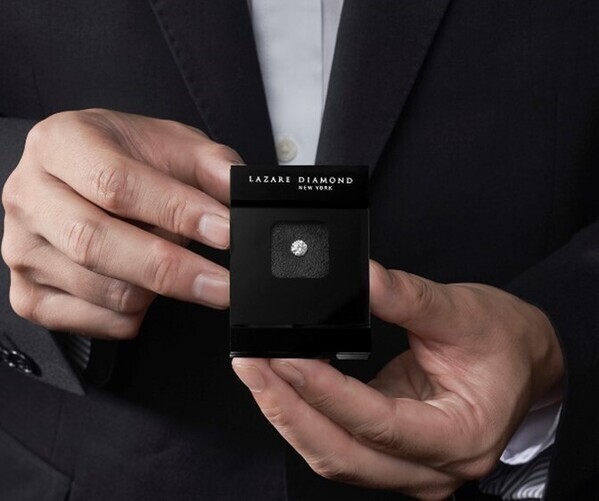 ホリデーシーズンに至高の輝きをダイヤモンドジュエリーで特別なプロポーズ