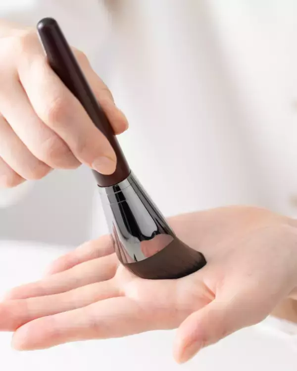 自然派化粧品ルバンシュ、プロの仕上がりを叶える「ファンデーションブラシ Pro」を12月13日に発売！