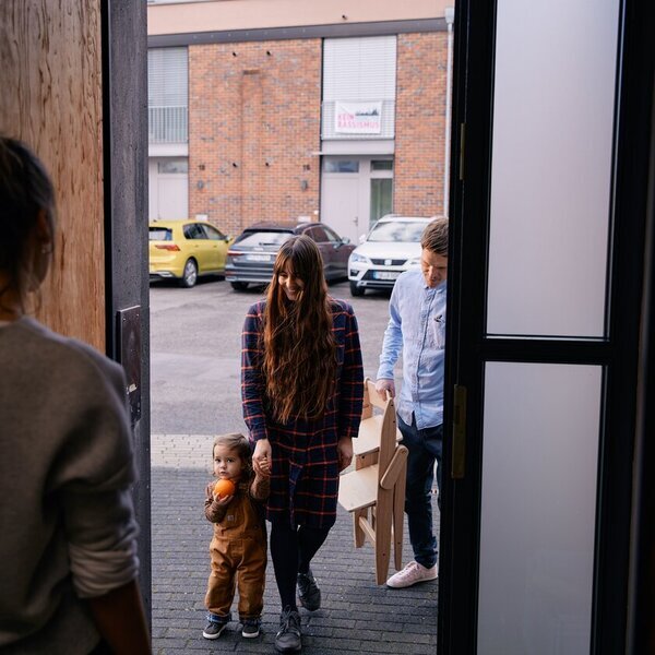 家族でシェアができ、折りたためる新発想のベビー・キッズチェアYIPPY(イッピー)に“親子の絆が深まる”新生児用アクセサリー「ニューボーン・ユニット」が登場