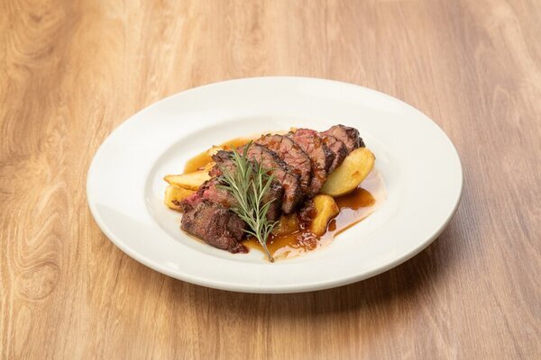 「沖縄・奄美のきびオリゴ」がレストランとコラボ！“お肉”で腸活できるメニューを12/28まで東京・全6店舗にて提供