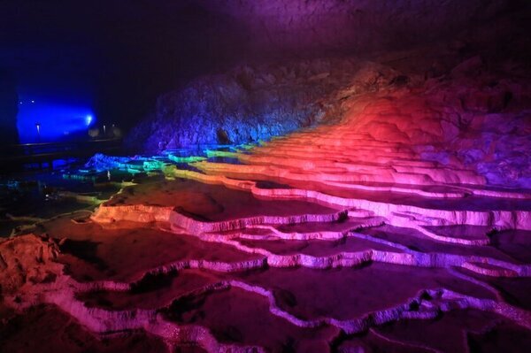 日本最大級の鍾乳洞が幻想的な光と音に包まれる　山口「秋芳洞」で年末年始限定のカラーライトアップイベントを開催！