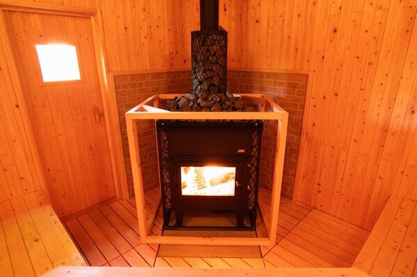 大型ストーブに特徴のある鹿嶋市初のプライベートサウナ【鹿とサウナ】より、数量限定でオリジナルイラストが入った拘りのパーカーが12月16日に新発売！