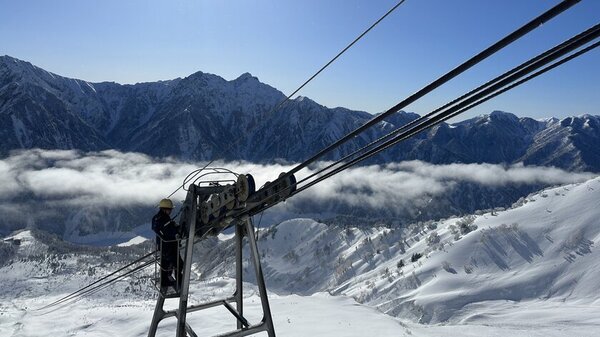 富山県と長野県を結ぶ「立山黒部アルペンルート」、最新の積雪情報や冬山の絶景を配信！