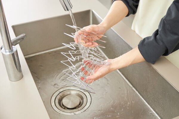 ばね製造メーカーがつくる「3cmに縮む水切りラック」　クラファンで目標金額1000％達成！キッチンすっきり、持ち運び可能でアウトドアにも！