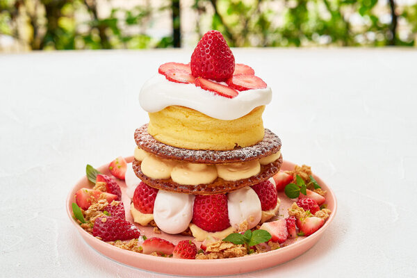 TAMAGOYAのストロベリーフェアついに開幕！甘酸っぱいいちごをふんだんに使用したカフェメニューやテイクアウトスイーツも登場今年も総重量5kg超えの巨大なパフェがパワーアップして登場！