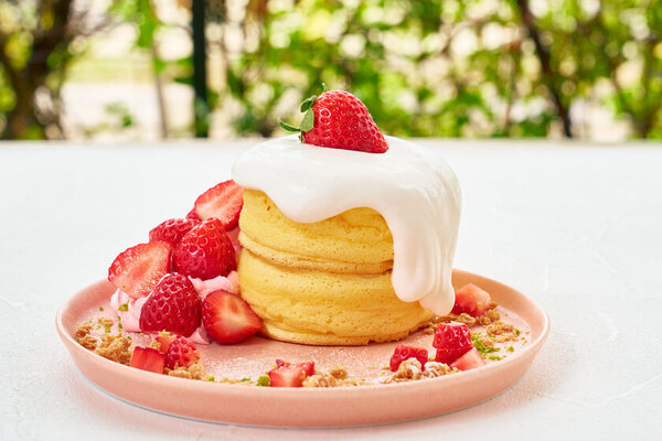 TAMAGOYAのストロベリーフェアついに開幕！甘酸っぱいいちごをふんだんに使用したカフェメニューやテイクアウトスイーツも登場今年も総重量5kg超えの巨大なパフェがパワーアップして登場！