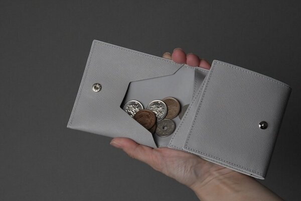 約70gの軽量スリム財布「タシュイー」12月22日発売　コンパクトさと収納力を両立した「MAISON MANKITI」待望の新作！