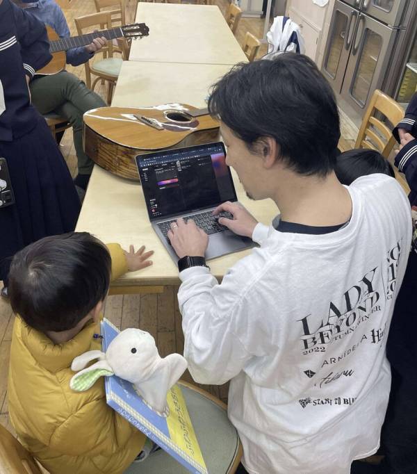 音楽ブランディングのLITORYが、静岡県浜松市の児童養護施設わこうで楽器演奏体験とAI作曲体験を実施　音楽を通じて子どもたちが感情を音に乗せる特別な体験