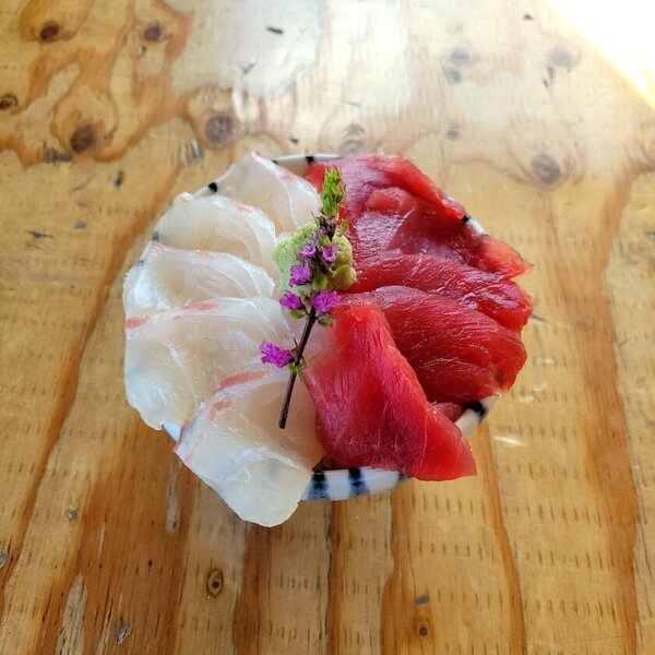 神奈川・漁港の駅TOTOCO 小田原　華やかな海鮮グルメが登場する「紅白魚合戦」を12/26より期間限定で開催