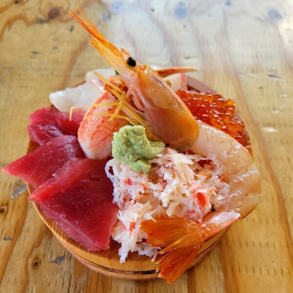 神奈川・漁港の駅TOTOCO 小田原　華やかな海鮮グルメが登場する「紅白魚合戦」を12/26より期間限定で開催