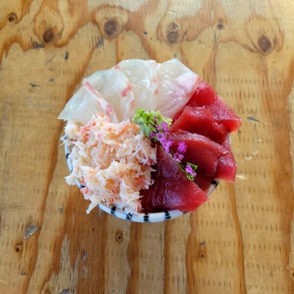 神奈川・漁港の駅TOTOCO 小田原　華やかな海鮮グルメが登場する「紅白魚合戦」を12/26より期間限定で開催