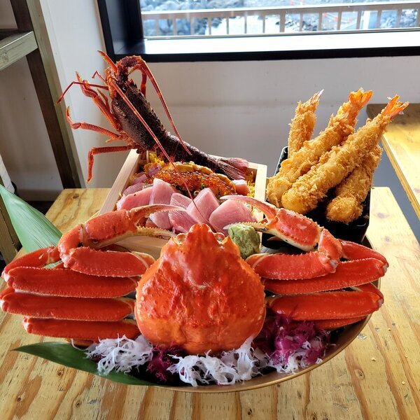 神奈川・漁港の駅TOTOCO 小田原　華やかな海鮮グルメが登場する「紅白魚合戦」を12/26より期間限定で開催