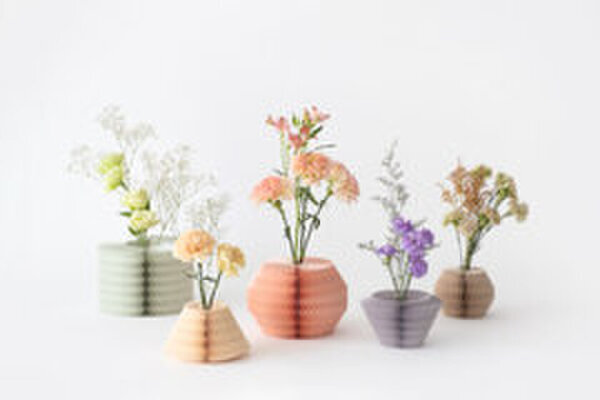 ペットボトルに「着せる」、4つの形に「変わる」　紙製フラワーベース2種がECサイト『ショクハツ』で販売開始！