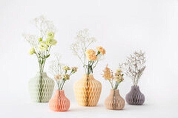 ペットボトルに「着せる」、4つの形に「変わる」　紙製フラワーベース2種がECサイト『ショクハツ』で販売開始！