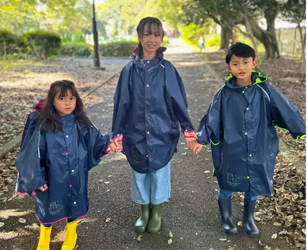雨の日の通学を守る！ランドセル対応の新ポンチョ登場